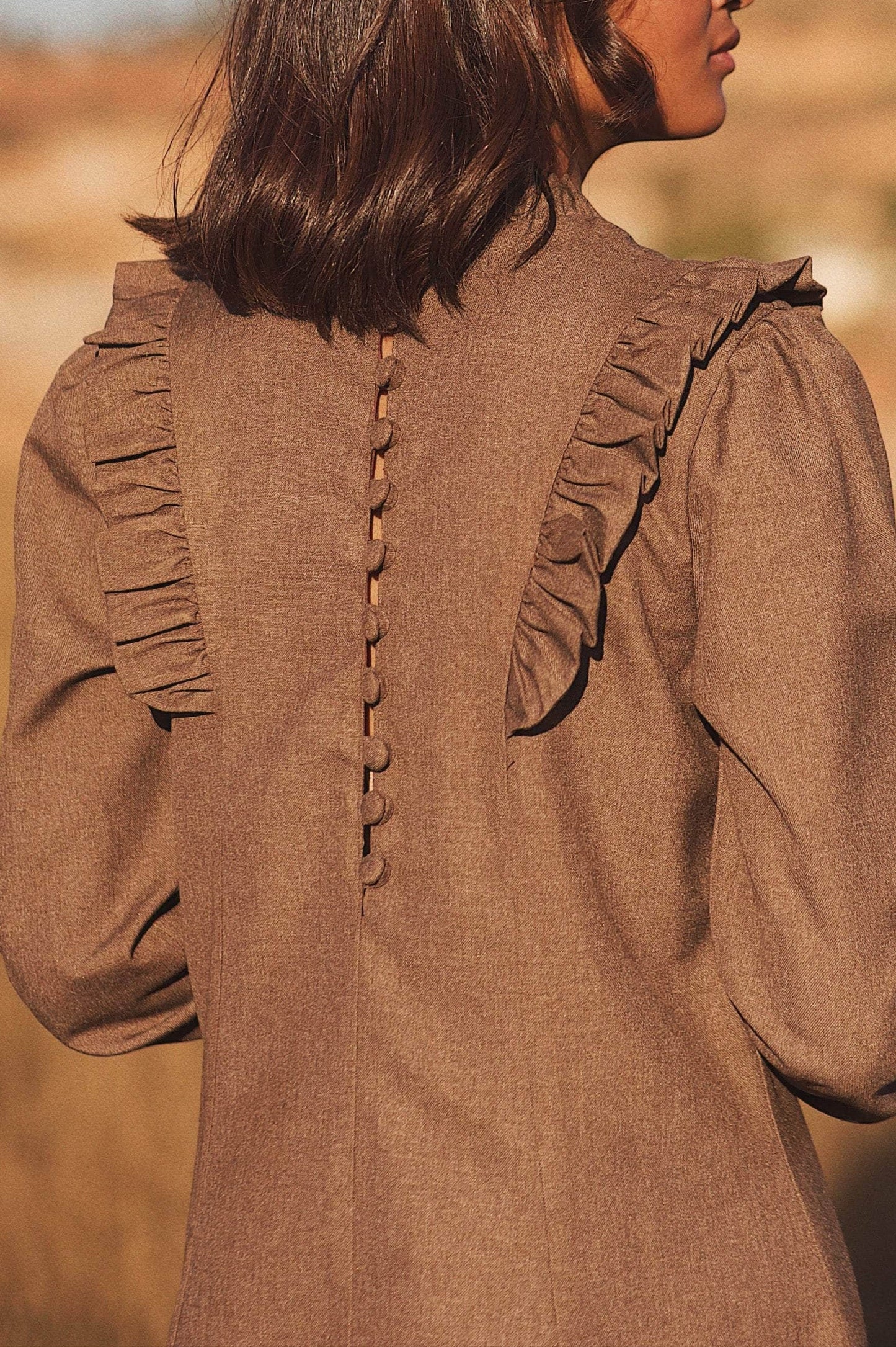 VESTIDO CORTO MARRÓN — LIGEREZA Y ELEGANCIA