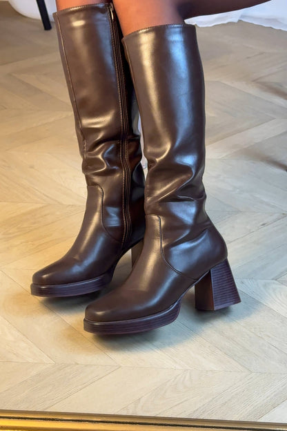 BOTAS ALTAS — ESTILO Y CONFORT QUE MARCAN TENDENCIA