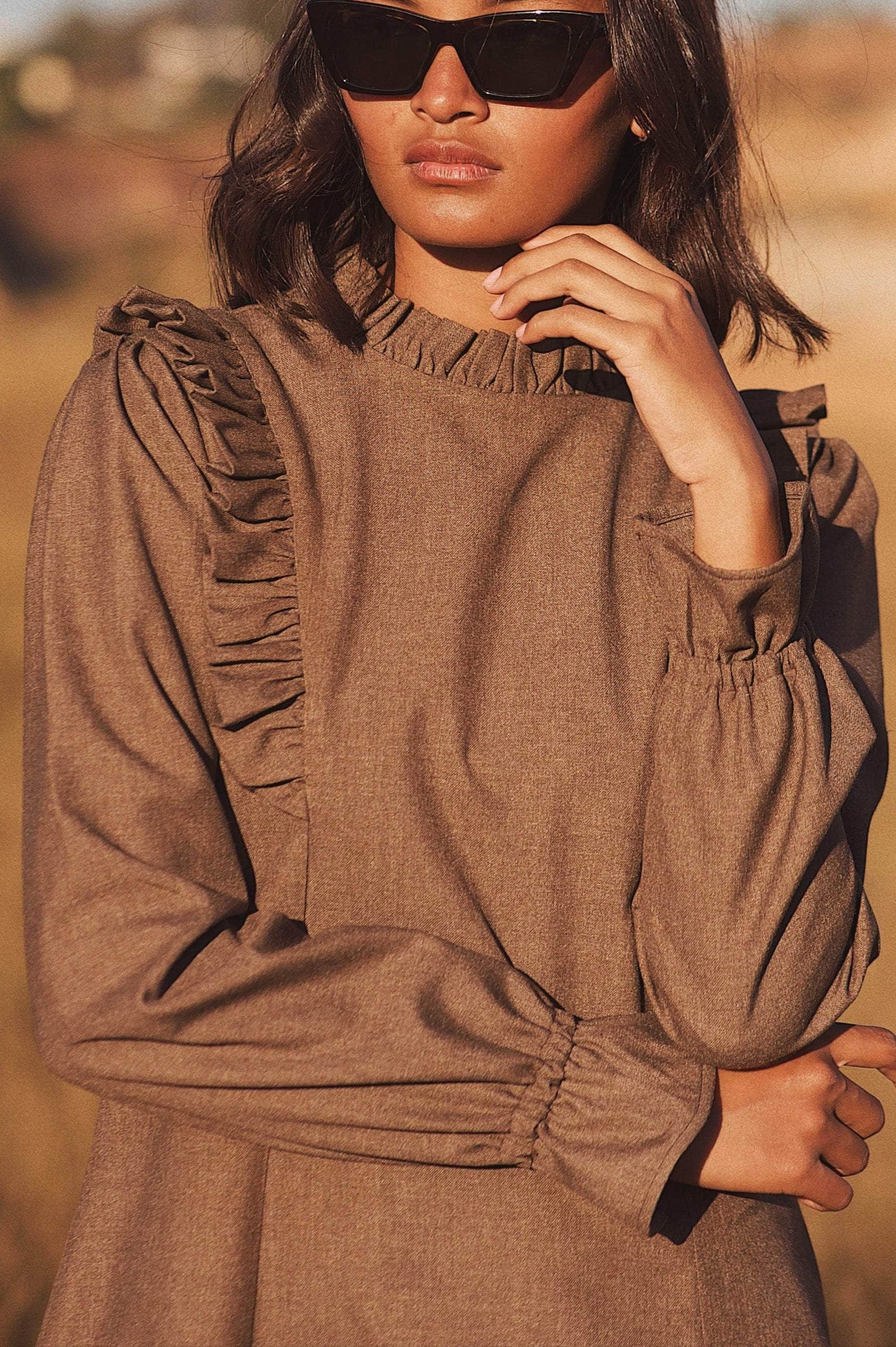 VESTIDO CORTO MARRÓN — LIGEREZA Y ELEGANCIA