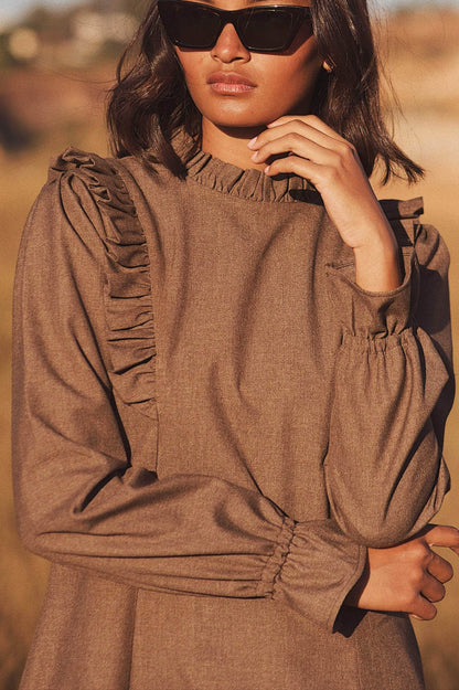 VESTIDO CORTO MARRÓN — LIGEREZA Y ELEGANCIA