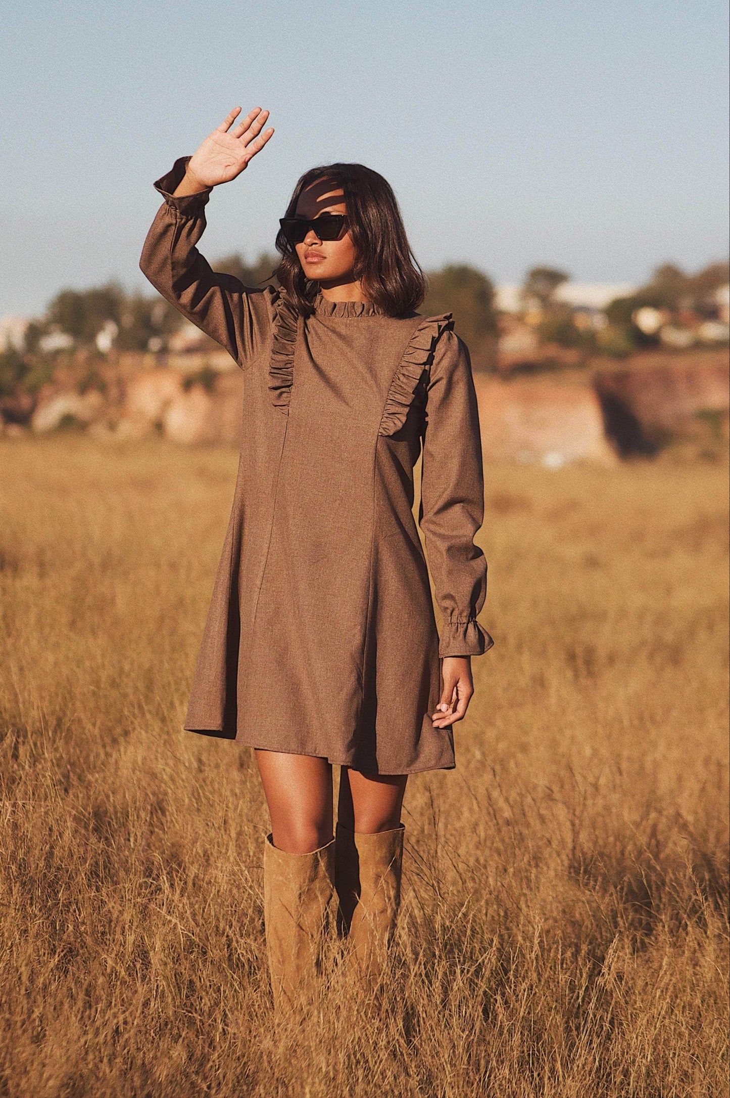 VESTIDO CORTO MARRÓN — LIGEREZA Y ELEGANCIA