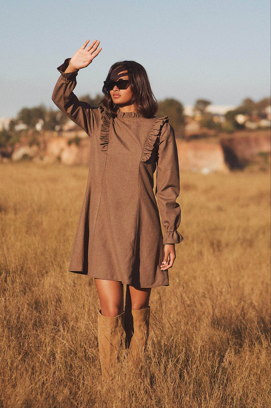 VESTIDO CORTO MARRÓN — LIGEREZA Y ELEGANCIA