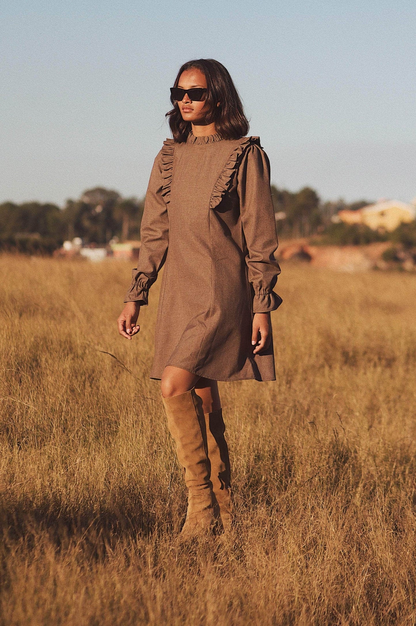 VESTIDO CORTO MARRÓN — LIGEREZA Y ELEGANCIA