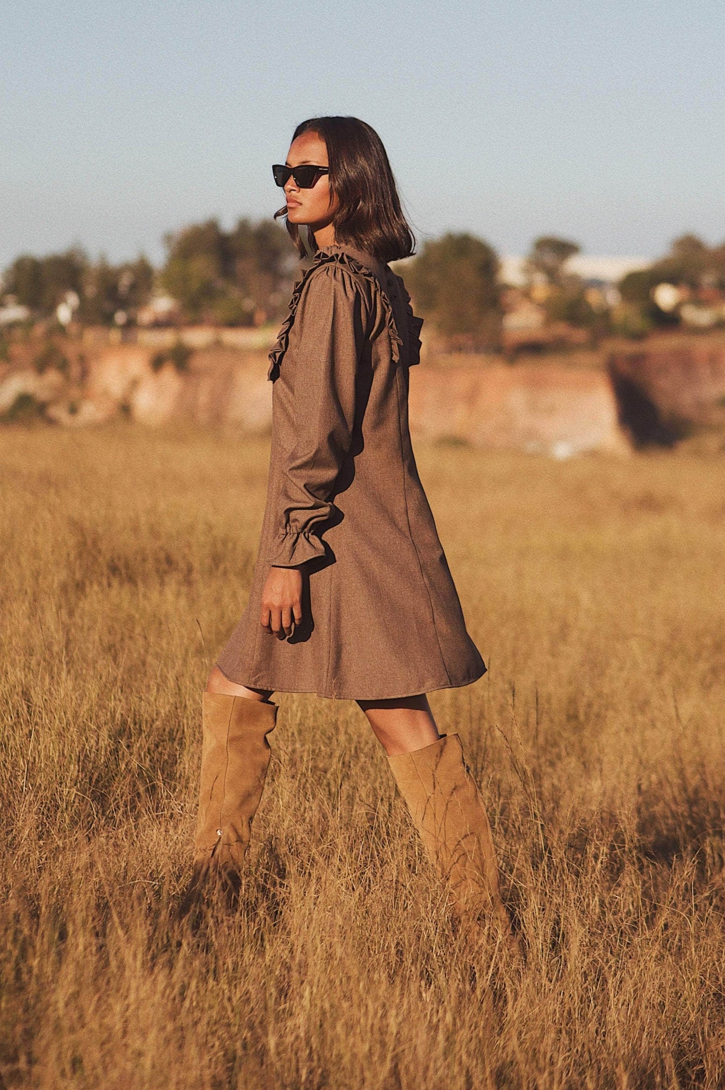 VESTIDO CORTO MARRÓN — LIGEREZA Y ELEGANCIA