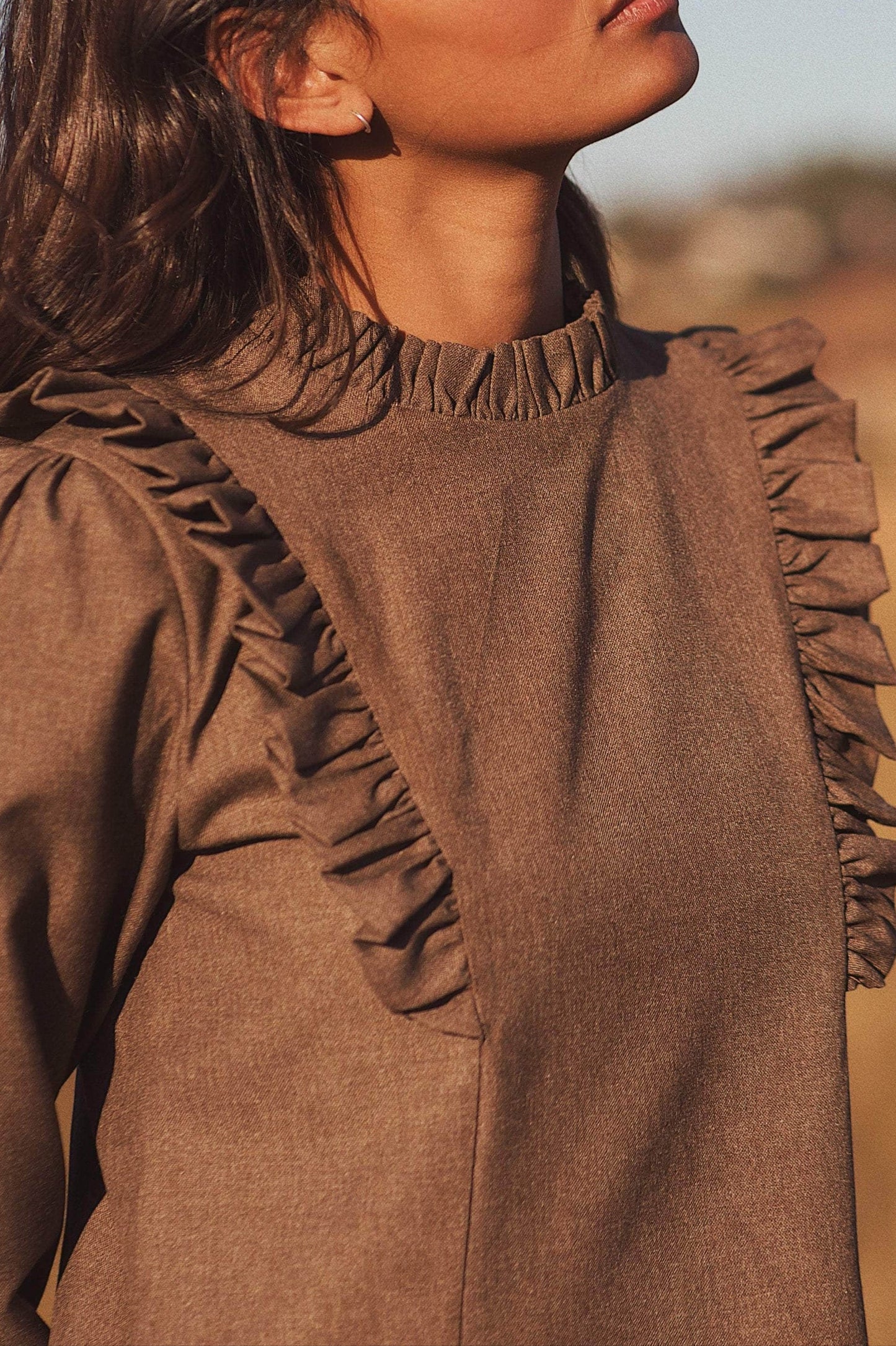 VESTIDO CORTO MARRÓN — LIGEREZA Y ELEGANCIA