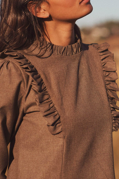 VESTIDO CORTO MARRÓN — LIGEREZA Y ELEGANCIA