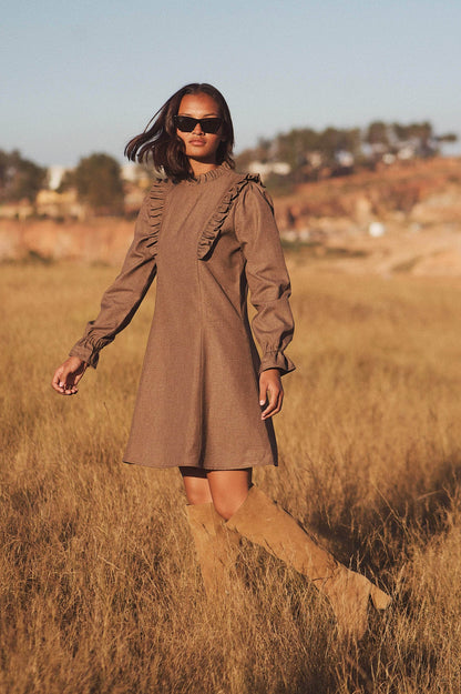 VESTIDO CORTO MARRÓN — LIGEREZA Y ELEGANCIA