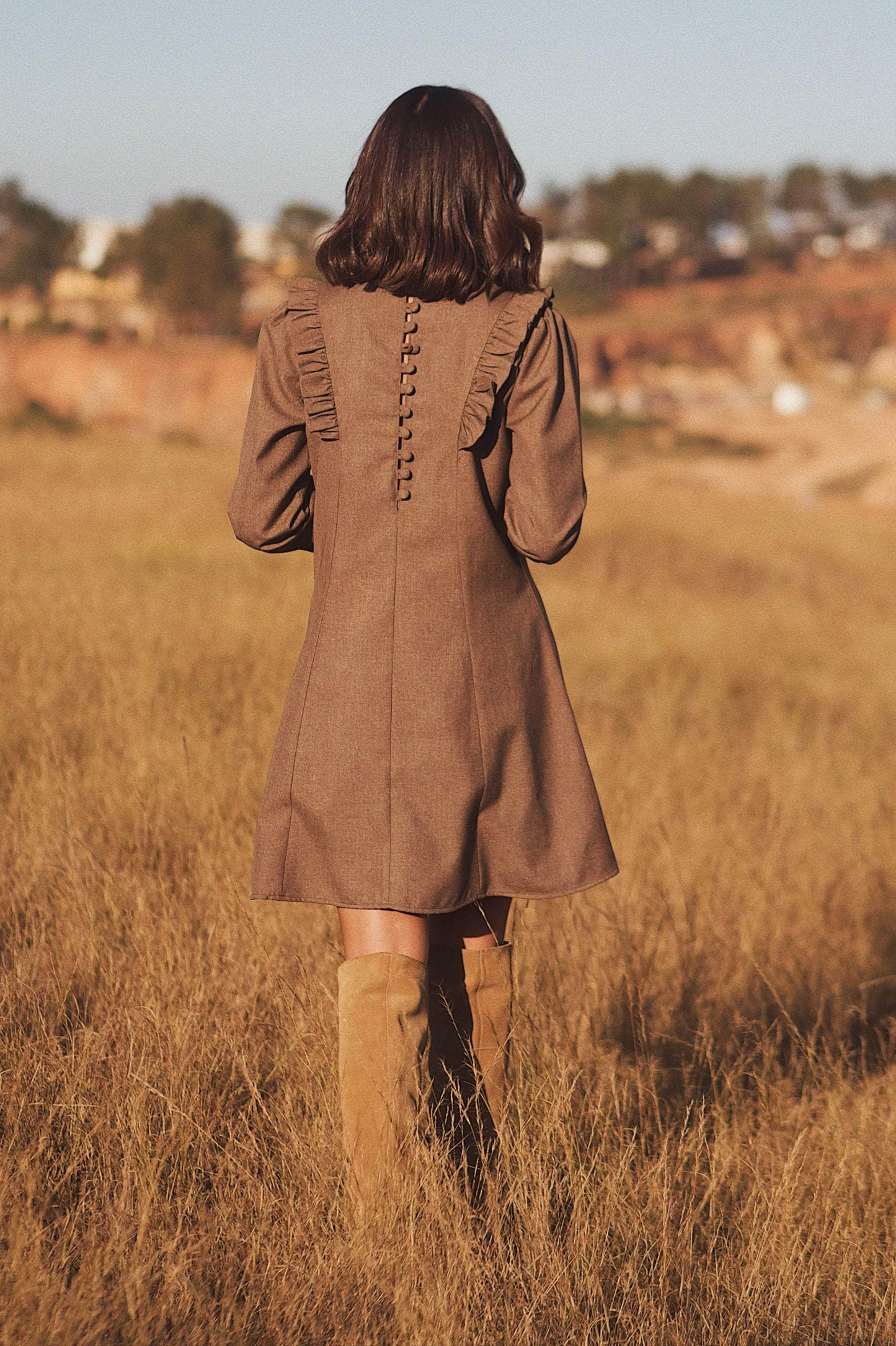 VESTIDO CORTO MARRÓN — LIGEREZA Y ELEGANCIA