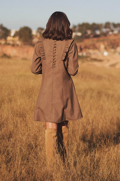 VESTIDO CORTO MARRÓN — LIGEREZA Y ELEGANCIA