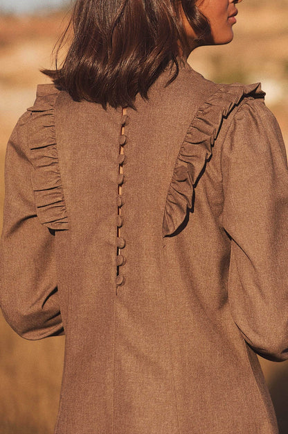 VESTIDO CORTO MARRÓN — LIGEREZA Y ELEGANCIA