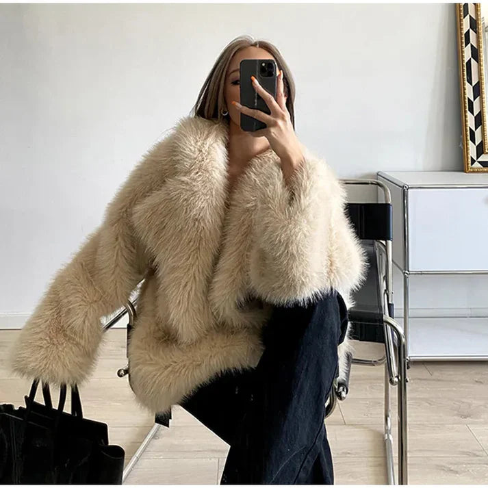 ABRIGO DE PIEL SINTÉTICA — SUAVIDAD Y ELEGANCIA EN CADA PASO