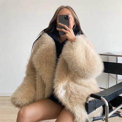 ABRIGO DE PIEL SINTÉTICA — SUAVIDAD Y ELEGANCIA EN CADA PASO