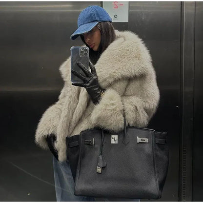 ABRIGO DE PIEL SINTÉTICA — SUAVIDAD Y ELEGANCIA EN CADA PASO