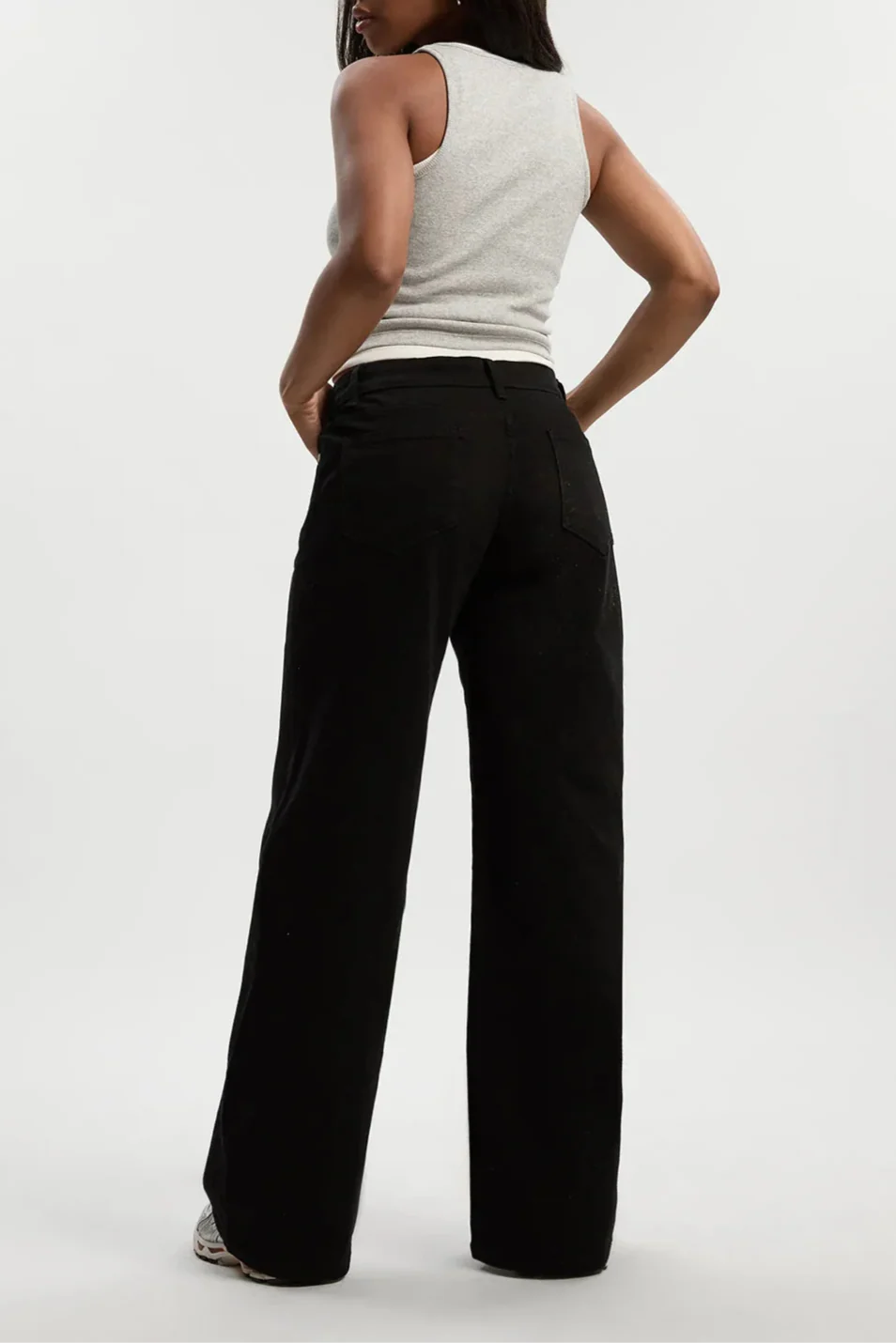 VAQUERO NEGRO — LA ELEGANCIA ATEMPORAL QUE NUNCA FALLA